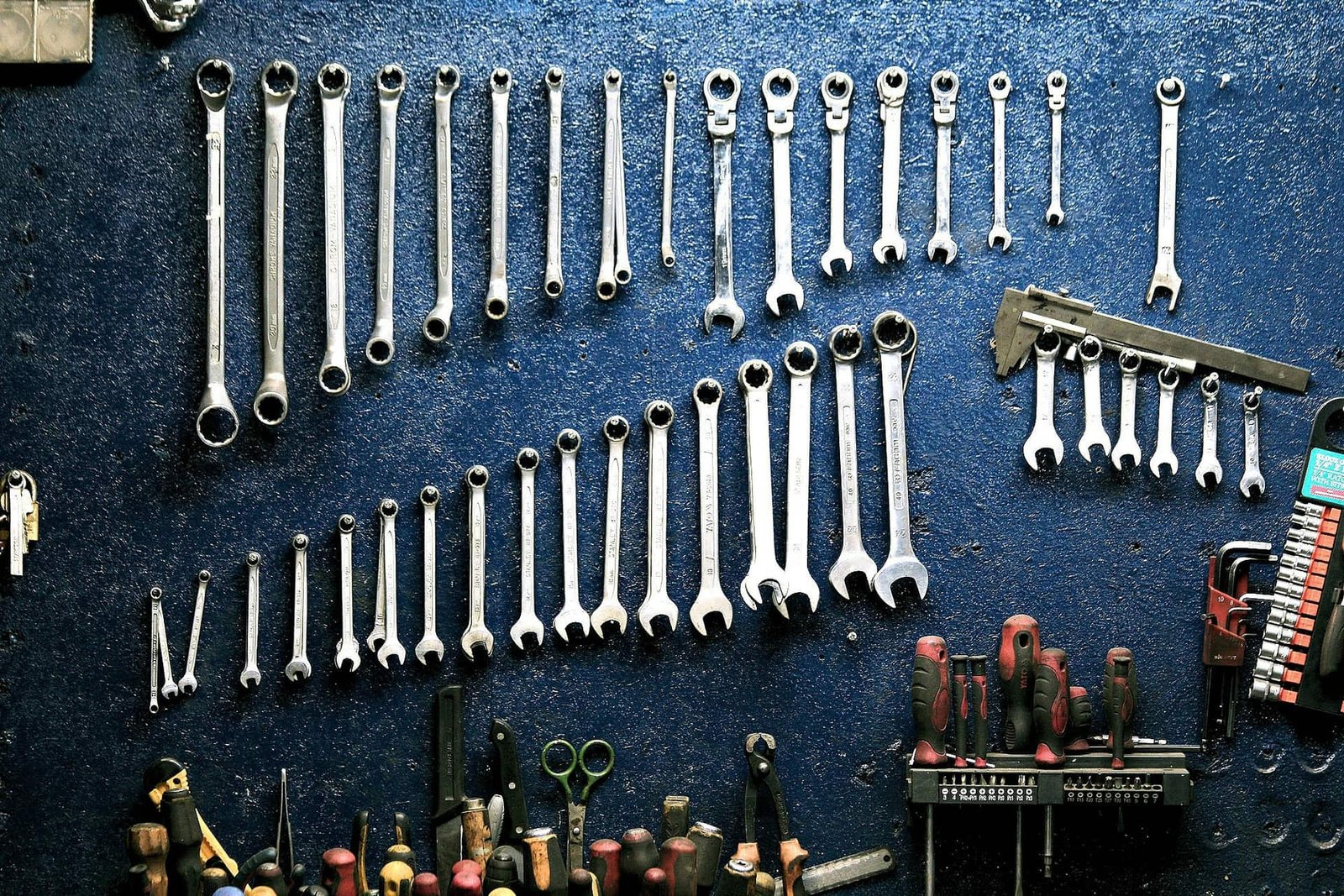 Herramientas, dispositivos y mesa de trabajo en un entorno de manufactura avanzada.