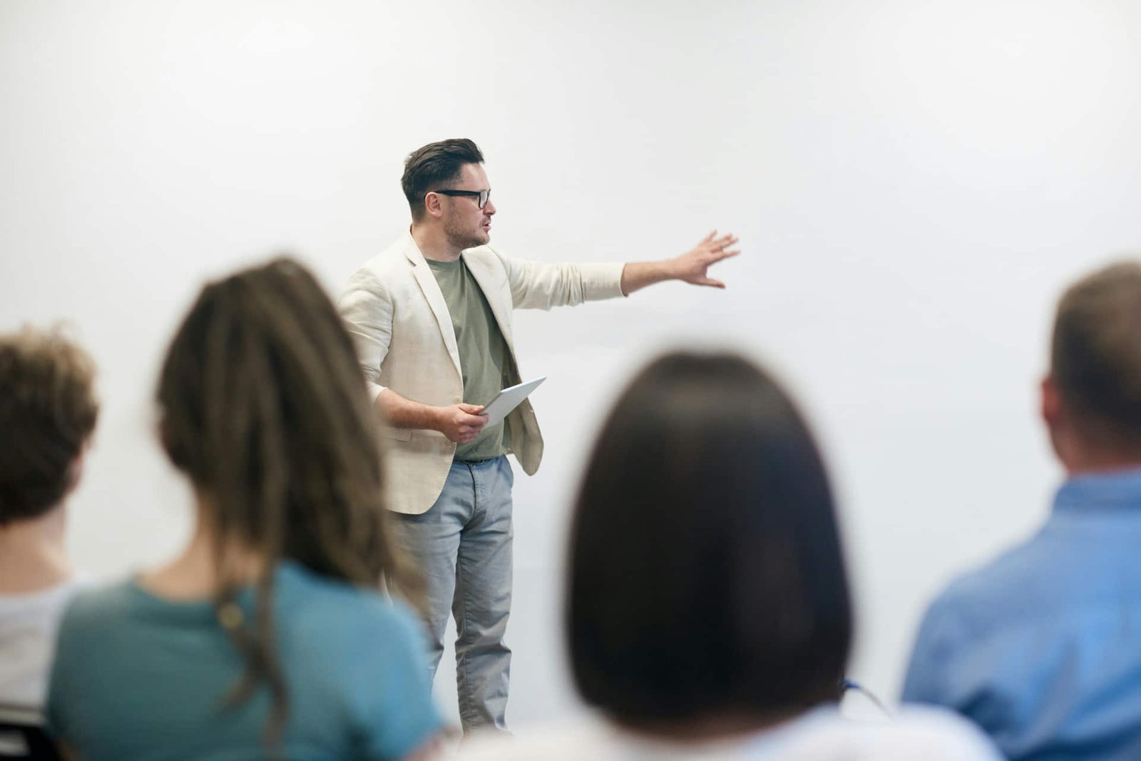 Estudiantes en México participando en una sesión de inducción para prácticas profesionales en una empresa tecnológica.