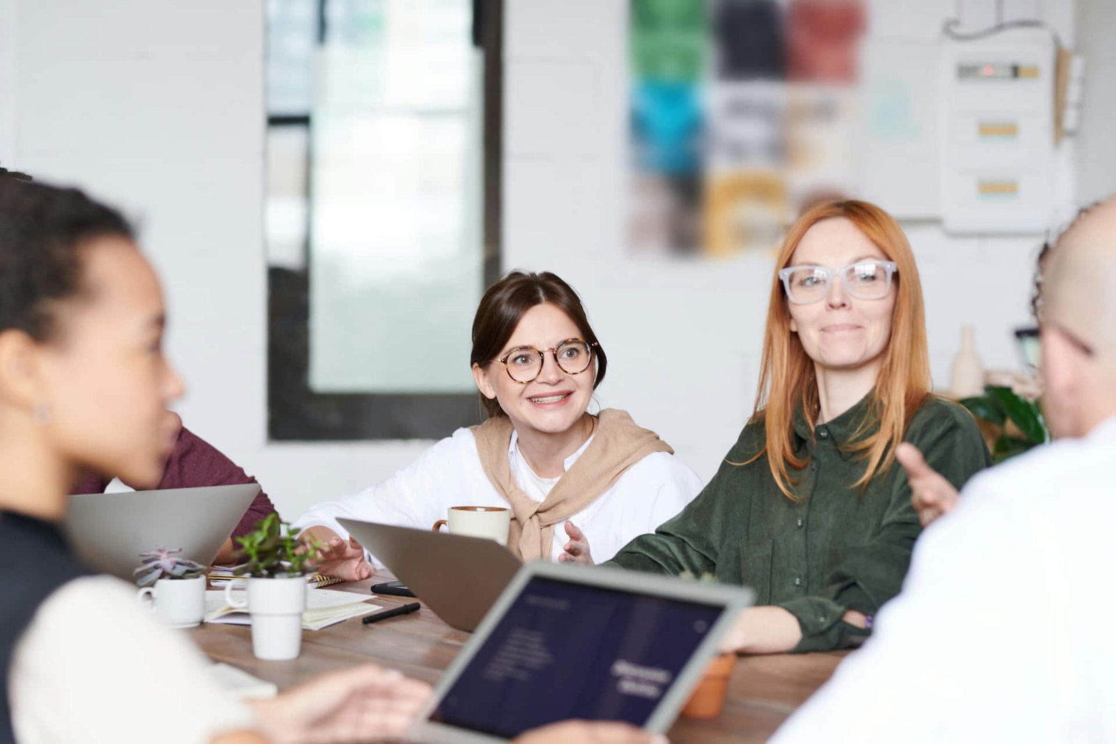 Grupo multigeneracional de profesionales en México colaborando en un entorno corporativo diverso.
