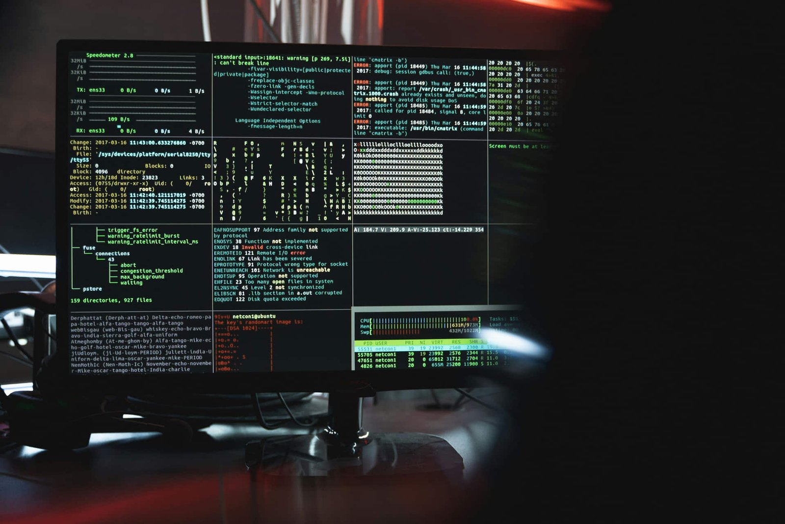 Visualización de datos de ciberseguridad y tecnología de protección en una pantalla digital.