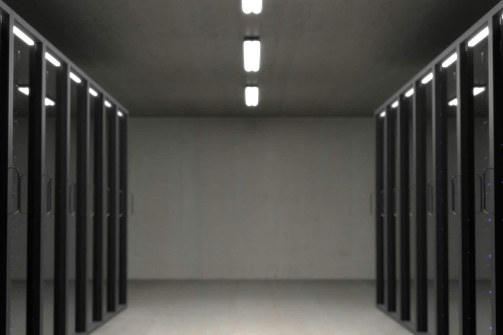 Filas de servidores iluminados dentro de un centro de datos moderno.