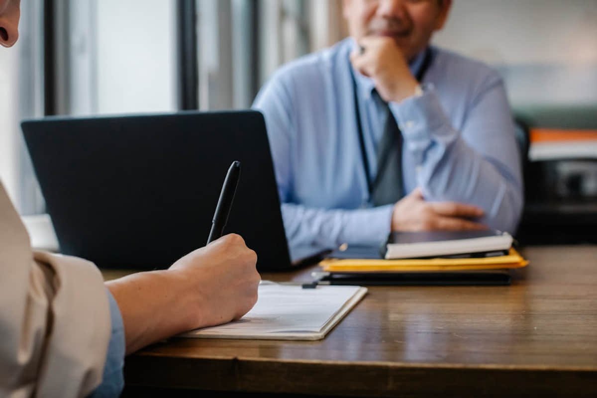 Revisión de contrato laboral en México Firma de contrato laboral en México con revisión de términos y condiciones legales entre empresa y trabajador.