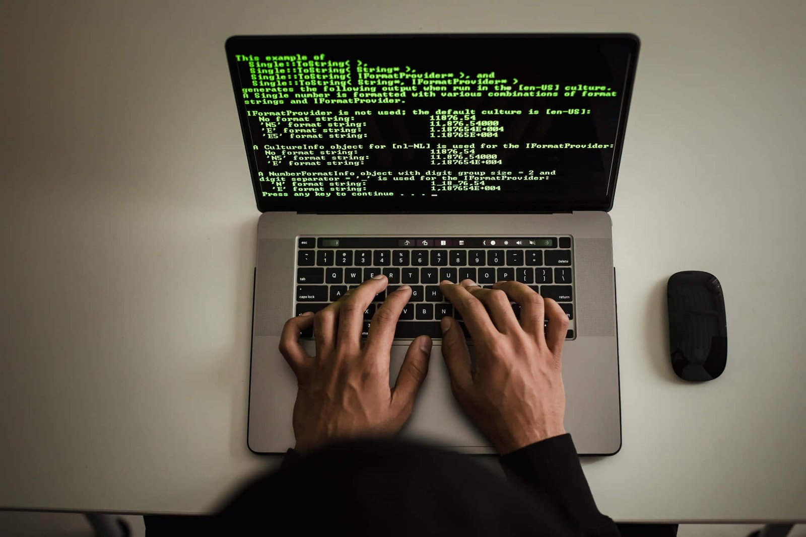 Reclutadora revisa descripciones de puesto y notas de evaluación frente a una laptop.
