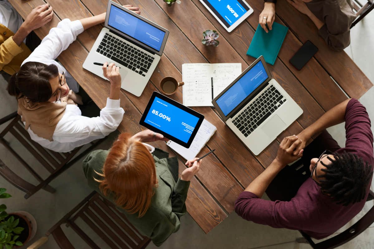 Profesional en México actualizando competencias digitales en un entorno de aprendizaje continuo.