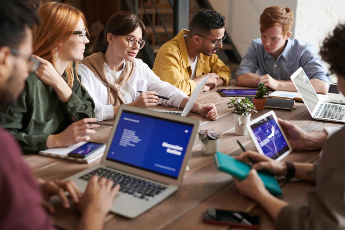 Constant learning is a practical base for employability in the digital economy. Professional in Mexico using advanced digital tools to update their technical and strategic skills.