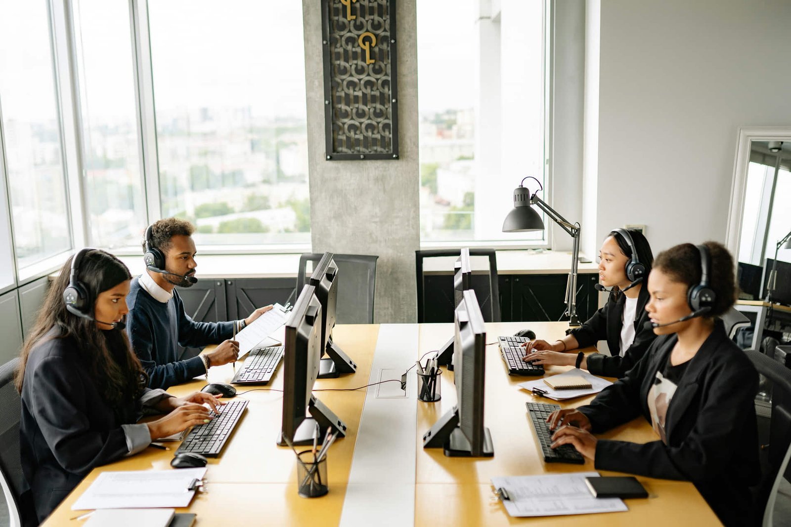 Líder de RH y su equipo analizando dashboards de métricas de contratación en una pantalla grande dentro de una oficina moderna.