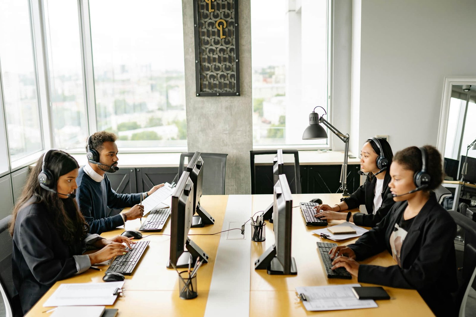 Líder de RH y su equipo analizando dashboards de métricas de contratación en una pantalla grande dentro de una oficina moderna.