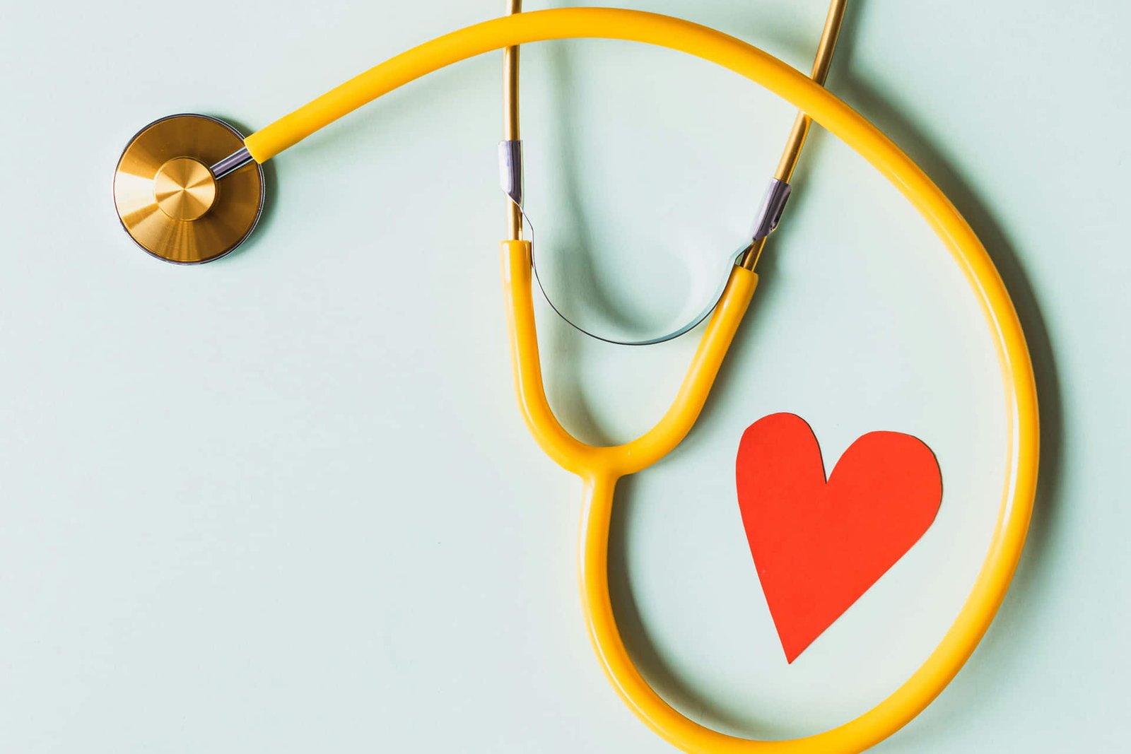 Persona con bata revisa componentes médicos en una línea de manufactura limpia.