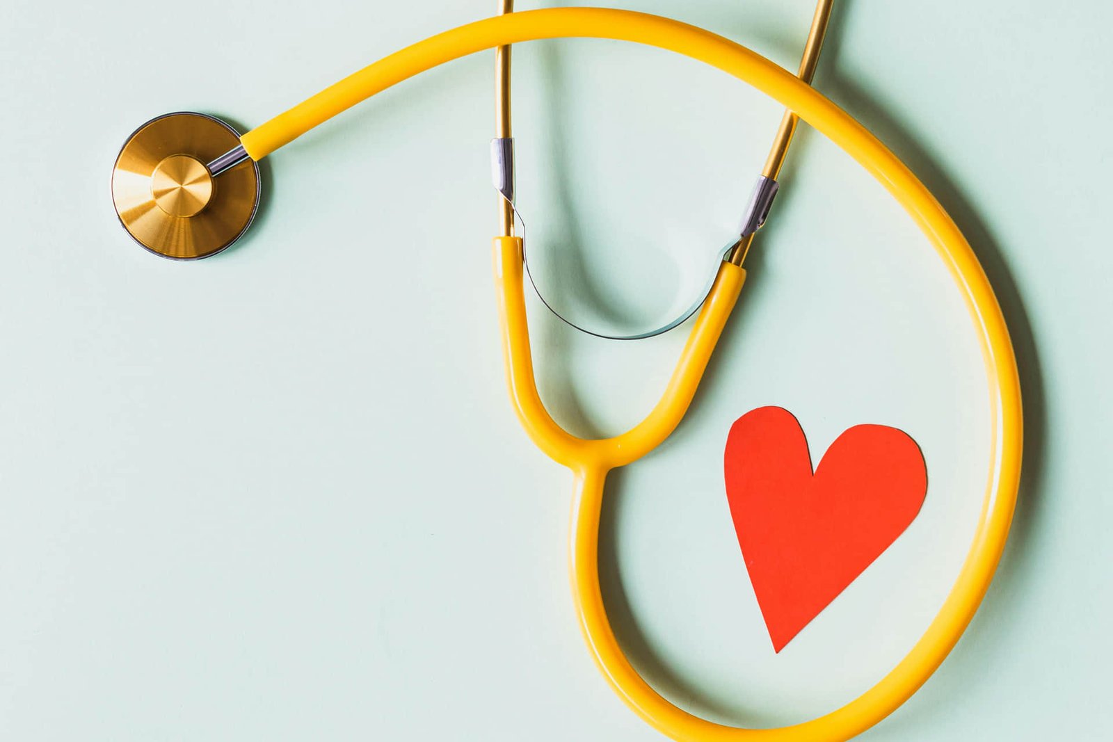 Persona con bata revisa componentes médicos en una línea de manufactura limpia.