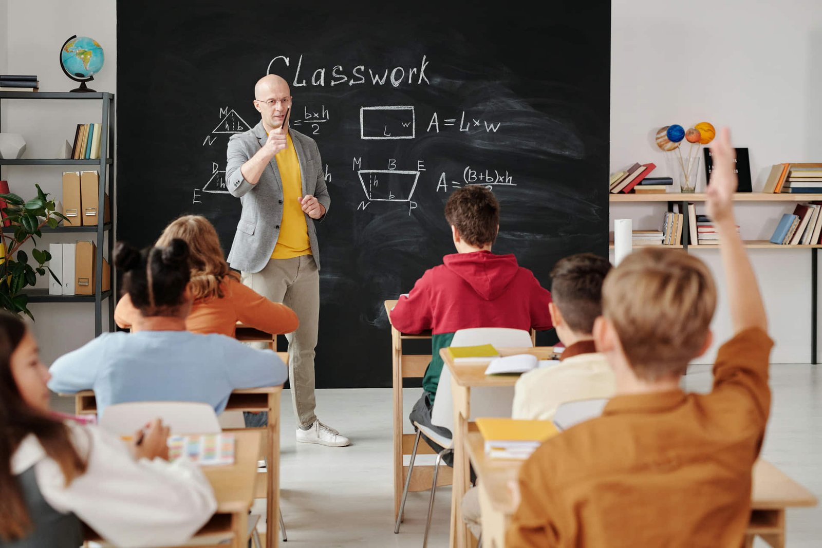 Profesional revisa cursos cortos y certificaciones en una laptop mientras toma notas en una libreta.