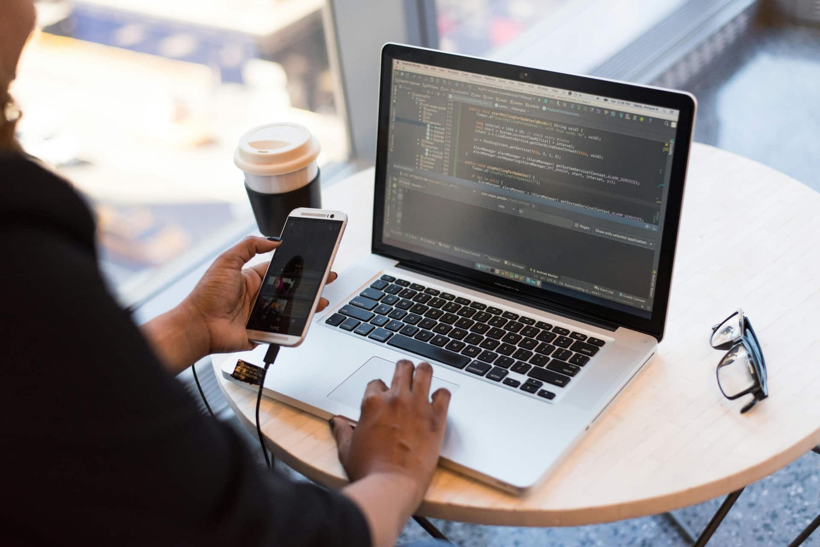 Ingenieros de software analizando arquitecturas complejas en un entorno de colaboración técnica en México.
