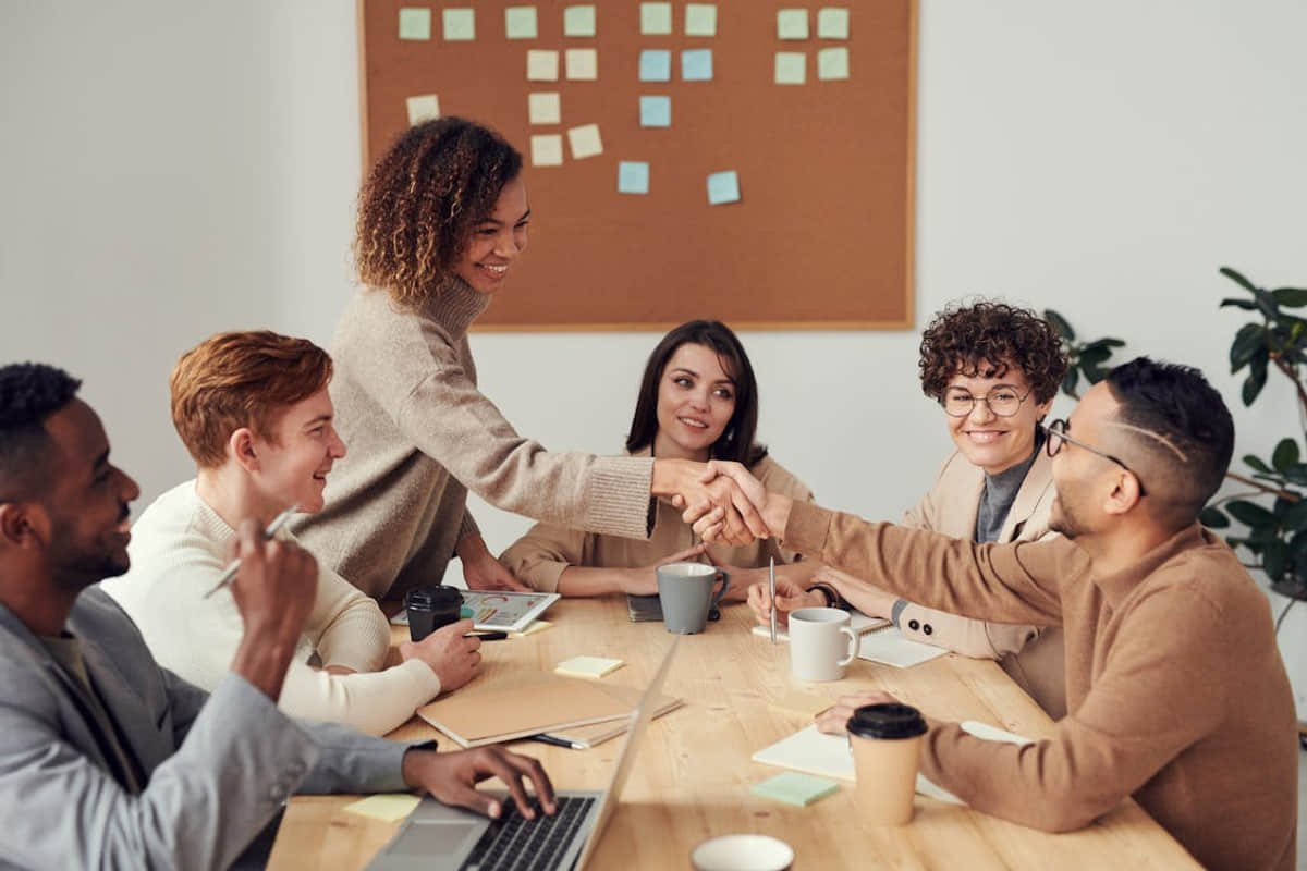 Gestión de Proyectos en un Equipo Remoto Un equipo de desarrollo colaborando en un tablero de proyectos digital, con tarjetas de tareas, sprints y gráficos de progreso visibles.