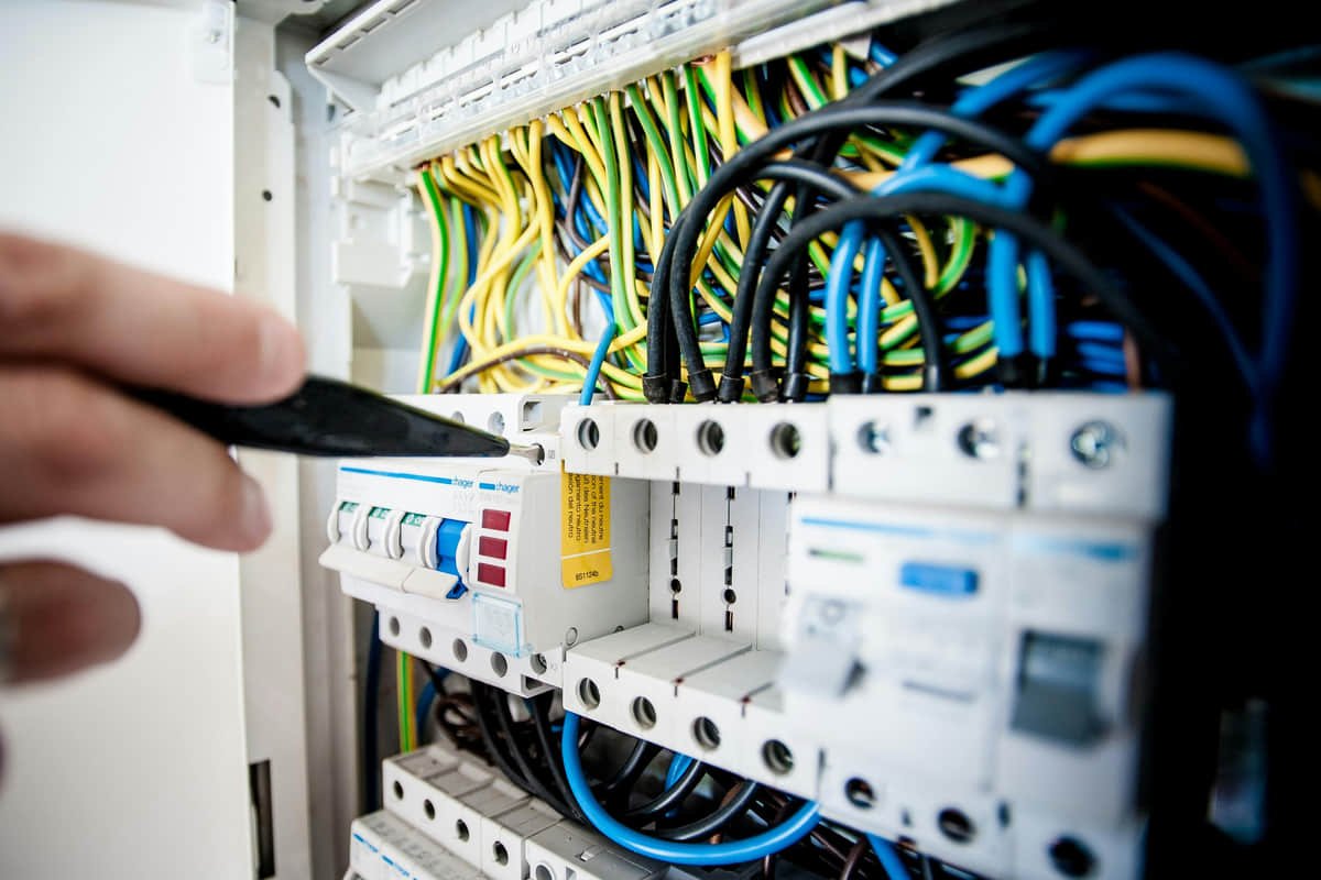 Algunos sectores concentran oportunidades porque sostienen operación, inversión y cambio técnico. Complejo industrial de alta tecnología en México, representando los sectores que lideran la creación de empleo en 2026.