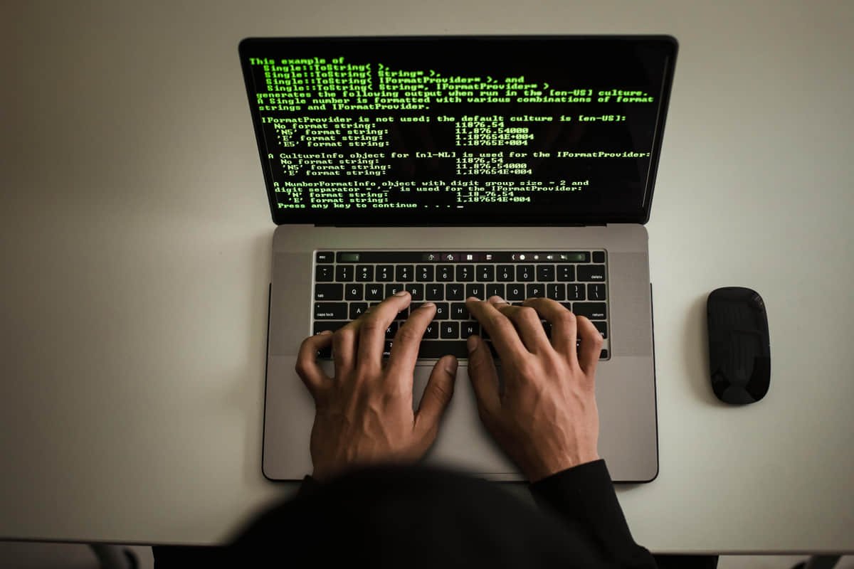 Un escritorio ordenado con una laptop mostrando un software de gestión de proyectos, simbolizando la organización y la productividad personal.