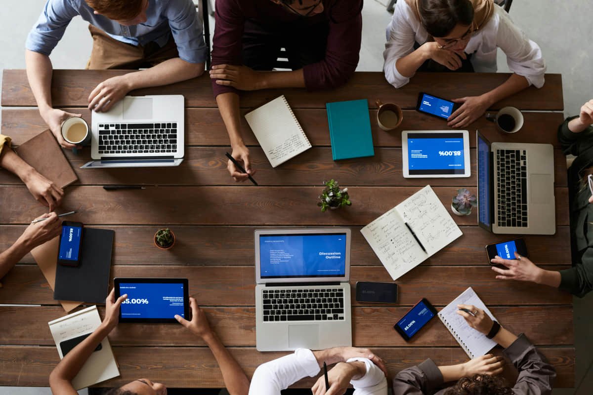 Adopción de IA en equipos no técnicos Equipo de trabajo revisa procesos, documentación y automatizaciones ligeras en laptops.
