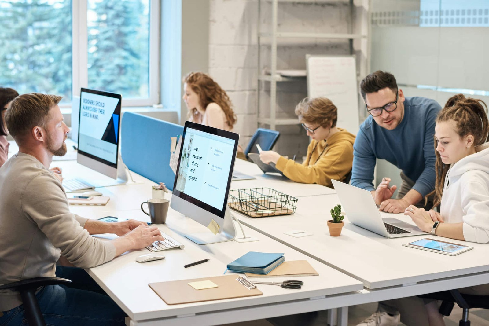 Profesional en México trabajando de forma remota para una empresa global con un entorno de trabajo digital optimizado.
